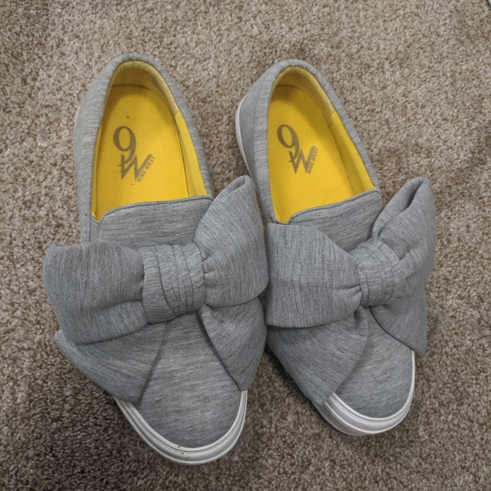 Nine West gray bow sneakers worn once! Sz 6